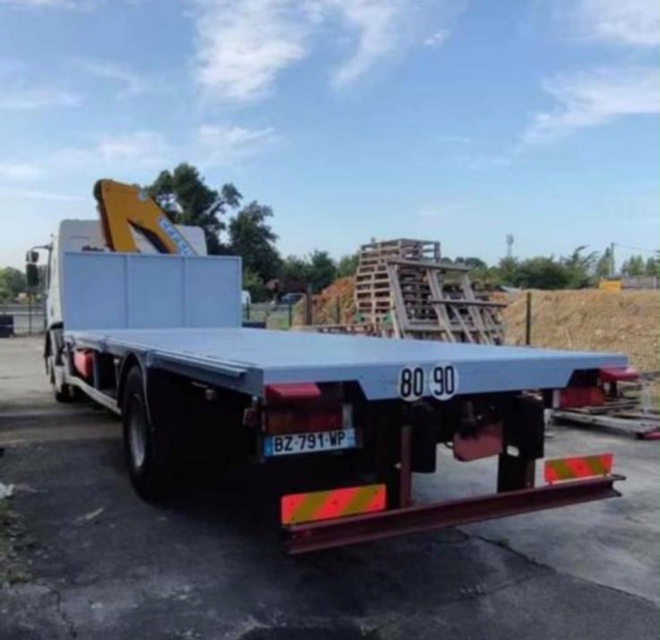 Camion grue présenté par Atlas Travaux