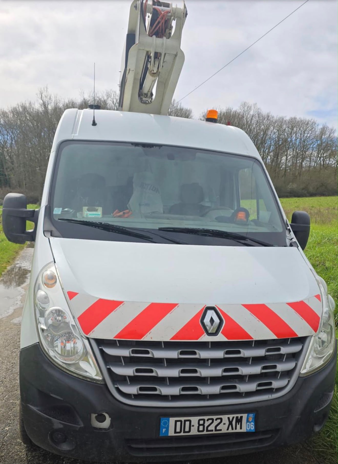Fourgon nacelle, moyen d’intervention en hauteur présenté par Atlas Travaux